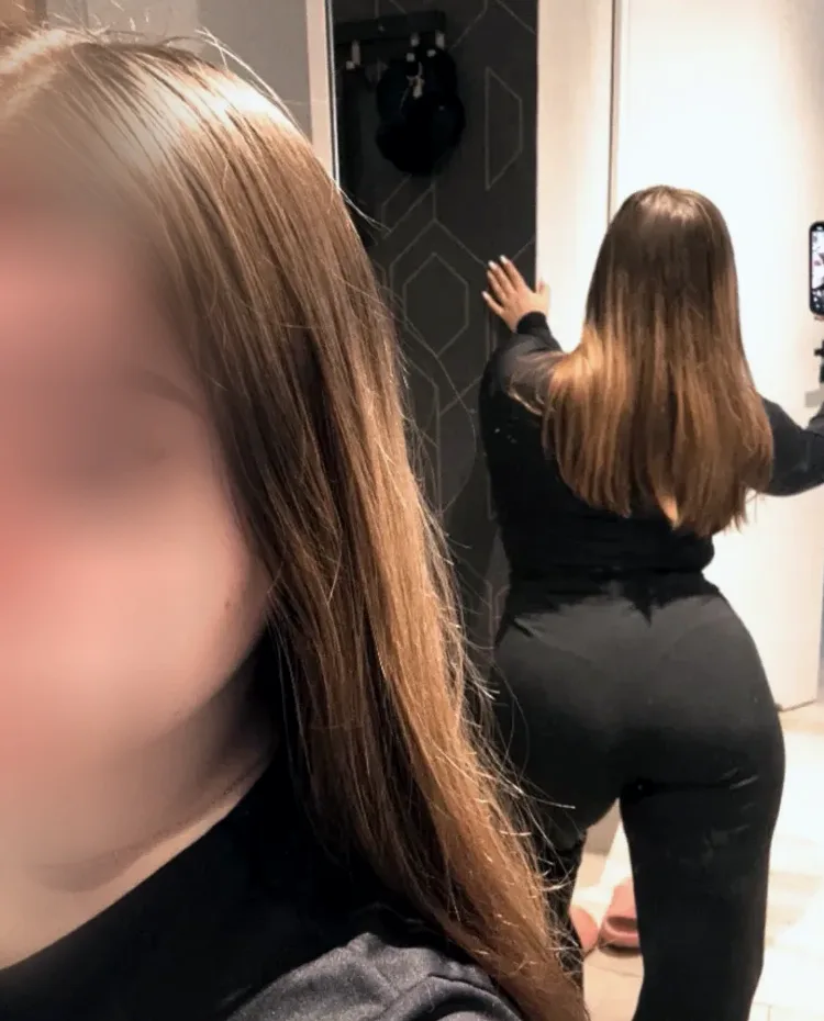 Ellie, 22
