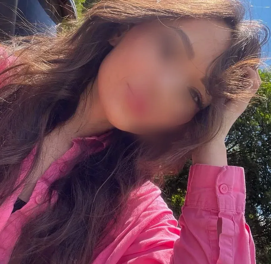 Zeynep, 25